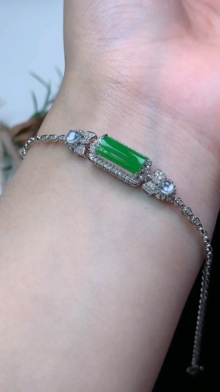 天然A货翡翠马鞍手链，尺寸10.5-4.6，重量:3.19g
4月26日