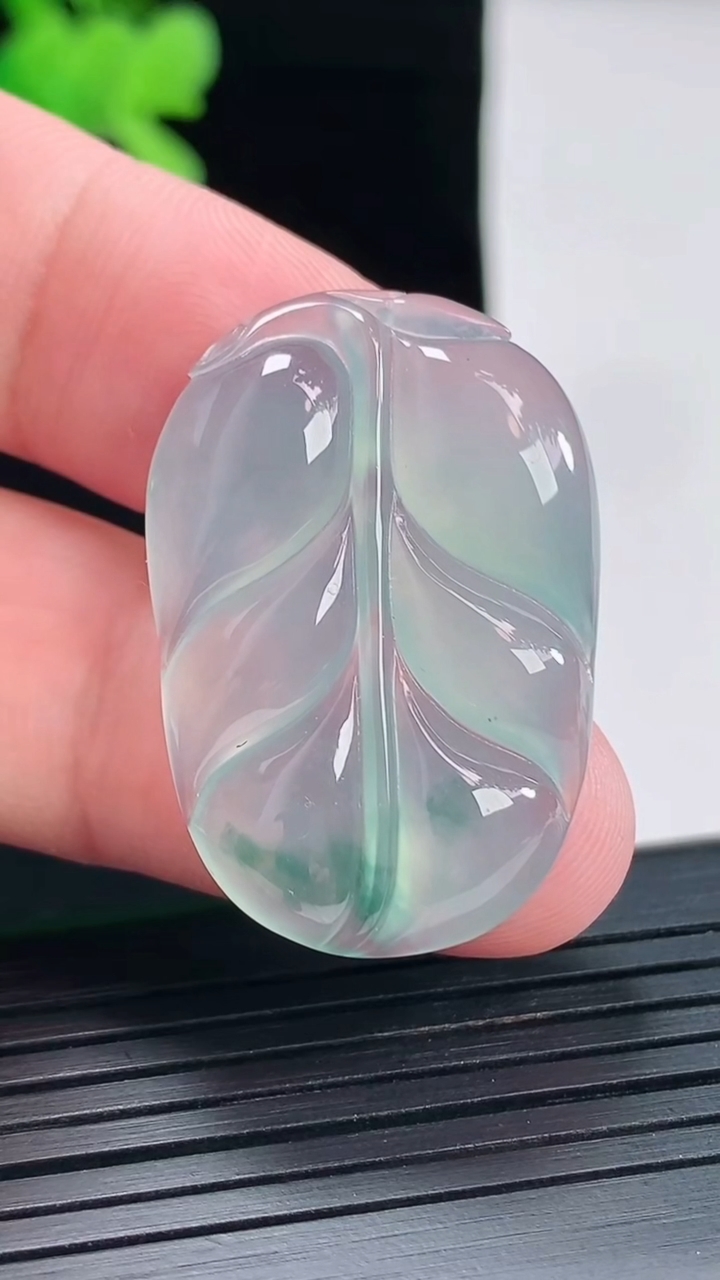 天然A货翡翠种飘花金枝玉叶 叶子吊坠，尺寸33-22-4.5重量:6.76g
4月26日