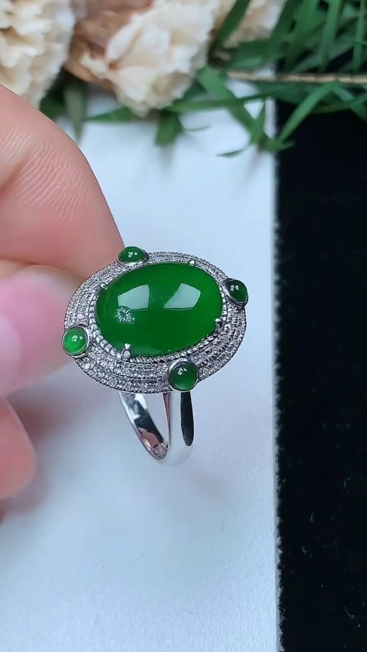 天然A货翡翠蛋面戒指，尺寸17.5-11.4-8.3，重量:3.00g2026年4月26日
工厂直销收藏佳品,种好水足，色泽均匀，有种有色，上手高大气！