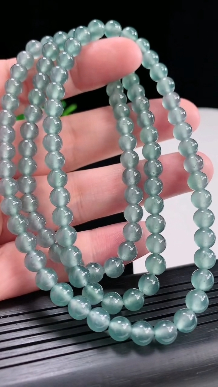 天然A货翡翠种蓝水圆珠项链，尺寸6-108颗重量:49.51g4月26日
工厂直销收藏佳品,种好水足，色泽均匀，有种有色，上手高大气！