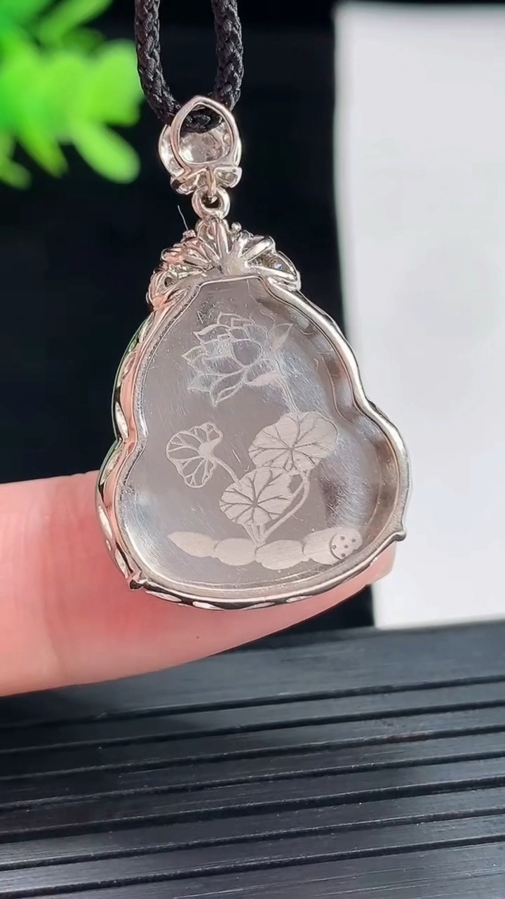 天然A货翡翠葫芦吊坠，尺寸31-21-5，裸石22.5-21重量:5.32g
4月26日