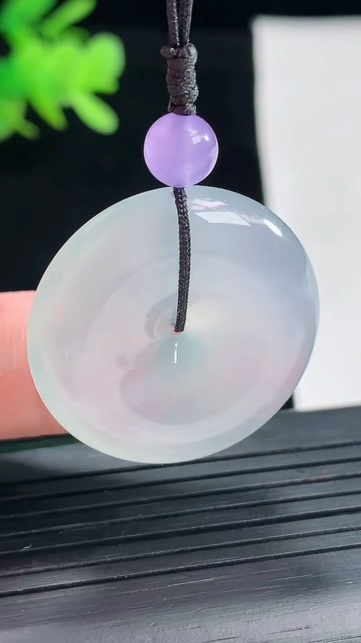 天然A货翡翠种白冰平安扣吊坠，尺寸28-6.3重量:10.95g
4月26日