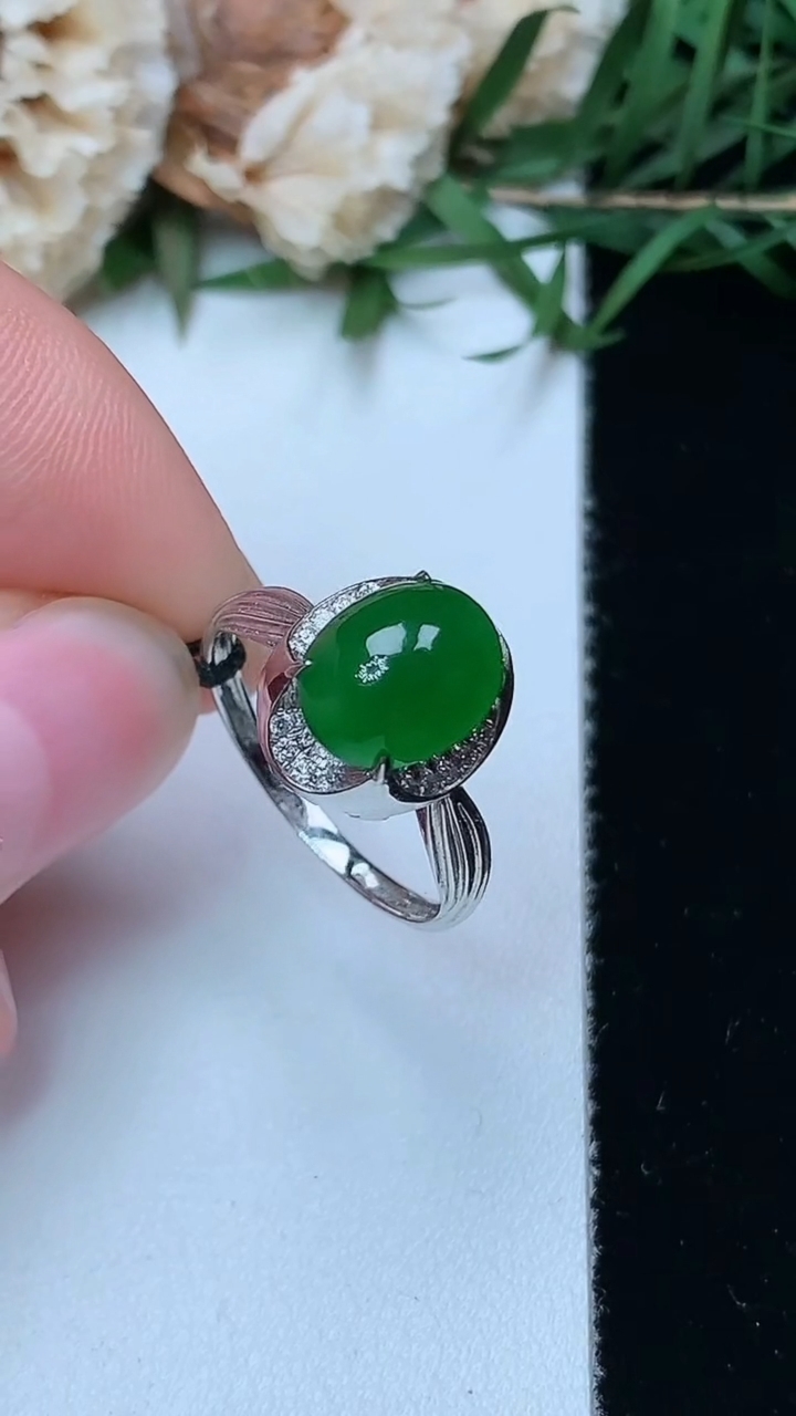 天然A货翡翠蛋面戒指，尺寸17-9.6-7.4，重量:2.35g2026年4月26日
工厂直销收藏佳