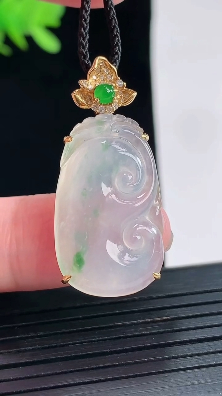 天然A货翡翠种飘花如意吊坠，尺寸35.5-16-5.5，裸石26-16重量:4.99g
4月26日