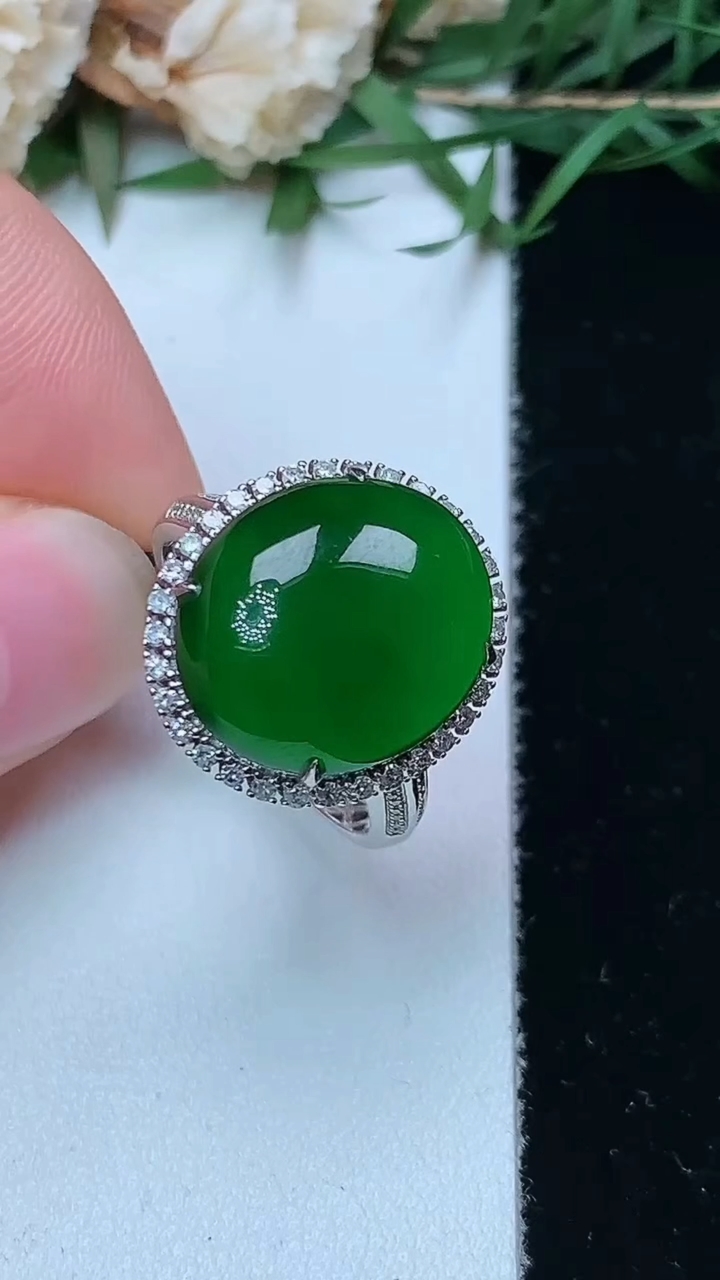 天然A货翡翠蛋面戒指，尺寸17.4-15-13，重量:4.84g2026年4月26日
工厂直销收藏佳