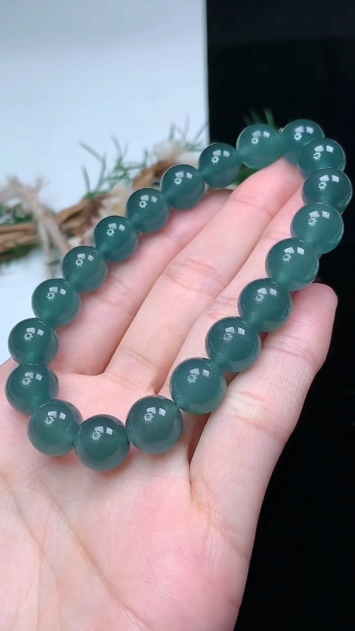 天然A货翡翠蓝水圆珠手串，尺寸10-20颗，重量:35.89g4月26日
工厂直销收藏佳品,种好水足，色泽均匀，有种有色，上手高大气！