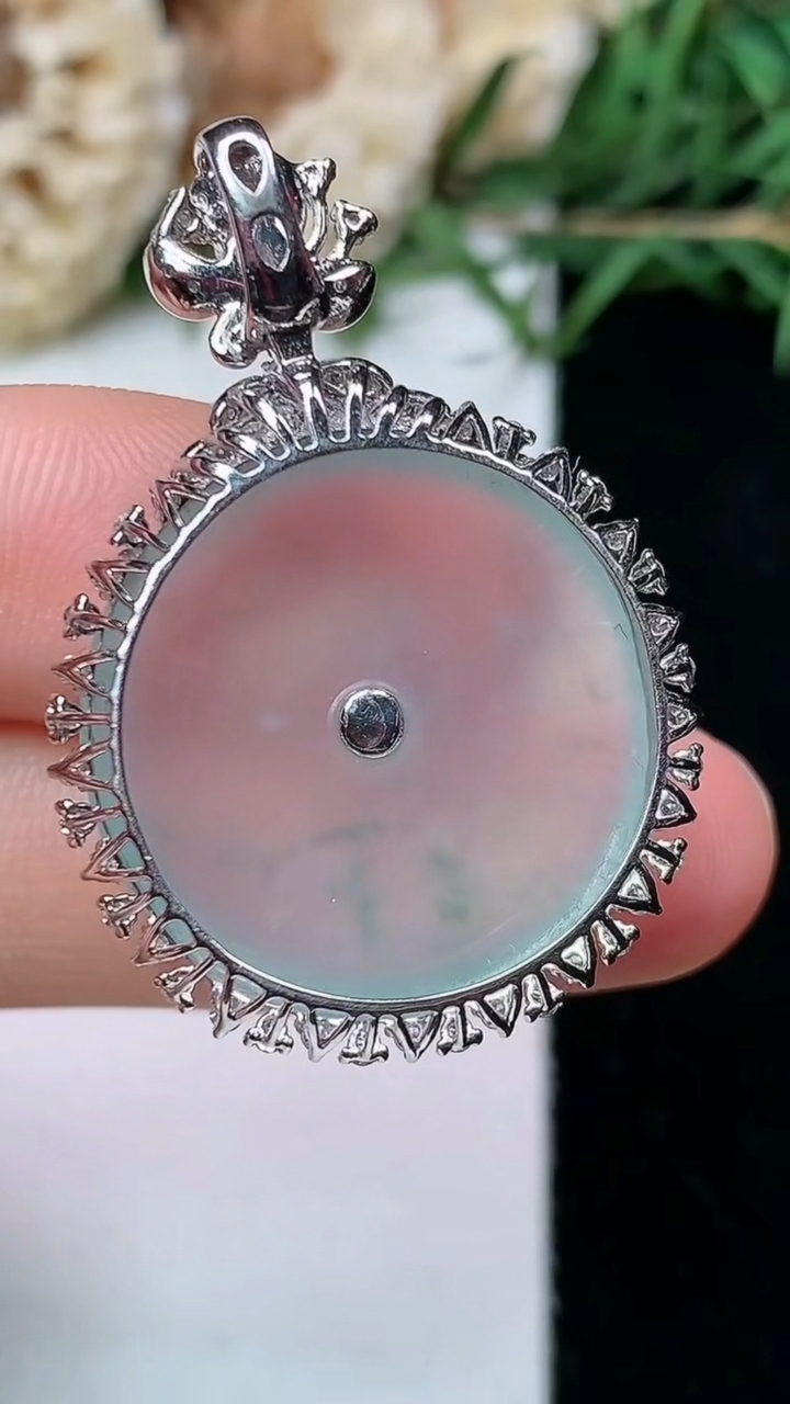 天然A货翡翠飘花平安扣吊坠，尺寸35-24-8，裸石21.8，重量:6.38g
4月26日