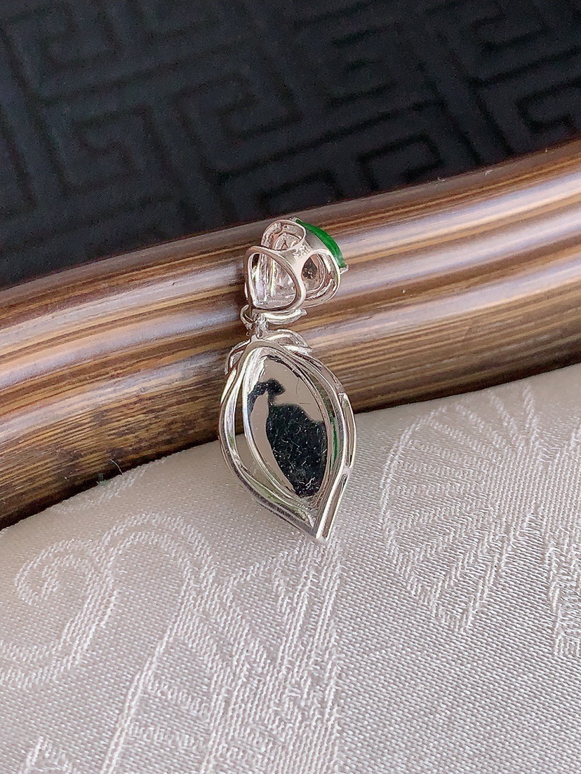 天然A货翡翠18K金伴钻镶嵌满绿水滴吊坠 
尺寸23.6-9-5裸石11.6-5.6mm 重量1.40g 0425