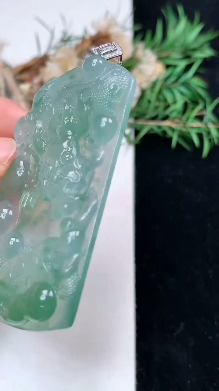 天然A货翡翠龙牌吊坠，尺寸63-40.6-6.2，重量:31.97g
4月26日