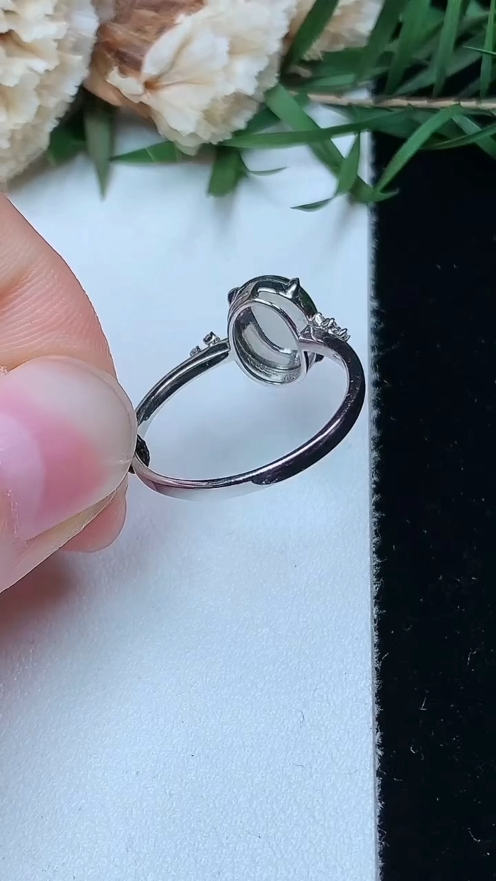 天然A货翡翠蛋面戒指，尺寸17-9-7.3，重量:2.00g2026年4月26日
工厂直销收藏佳品,种好水足，色泽均匀，有种有色，上手高大气！