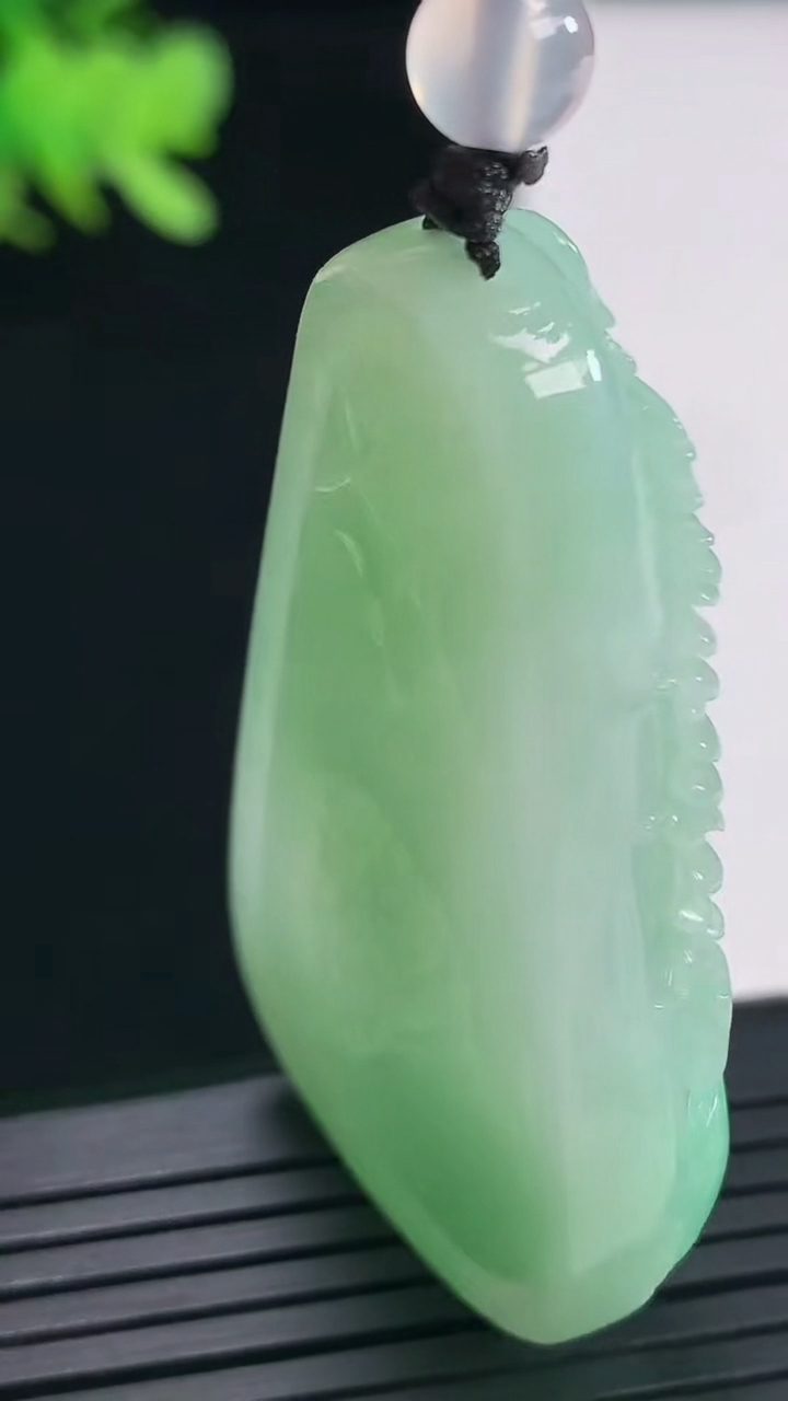 天然A货翡翠山水牌吊坠，尺寸47-28-10重量:29.27g
4月26日