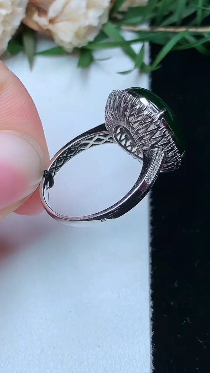 天然A货翡翠蛋面戒指，尺寸17.4-15-13，重量:4.84g2026年4月26日
工厂直销收藏佳品,种好水足，色泽均匀，有种有色，上手高大气！