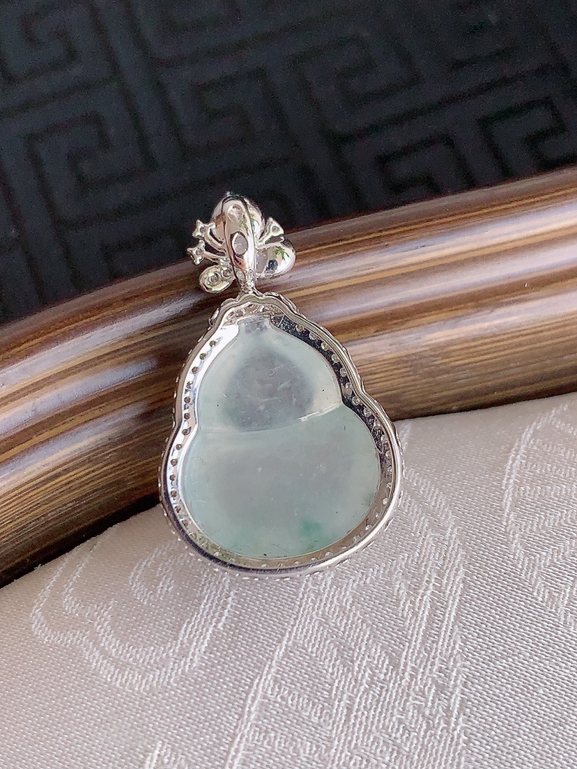 天然A货翡翠18K金伴钻镶嵌飘绿葫芦吊坠 
尺寸25.6-15.5-7.7裸石15.5-12.3mm 重量2.96g 0425