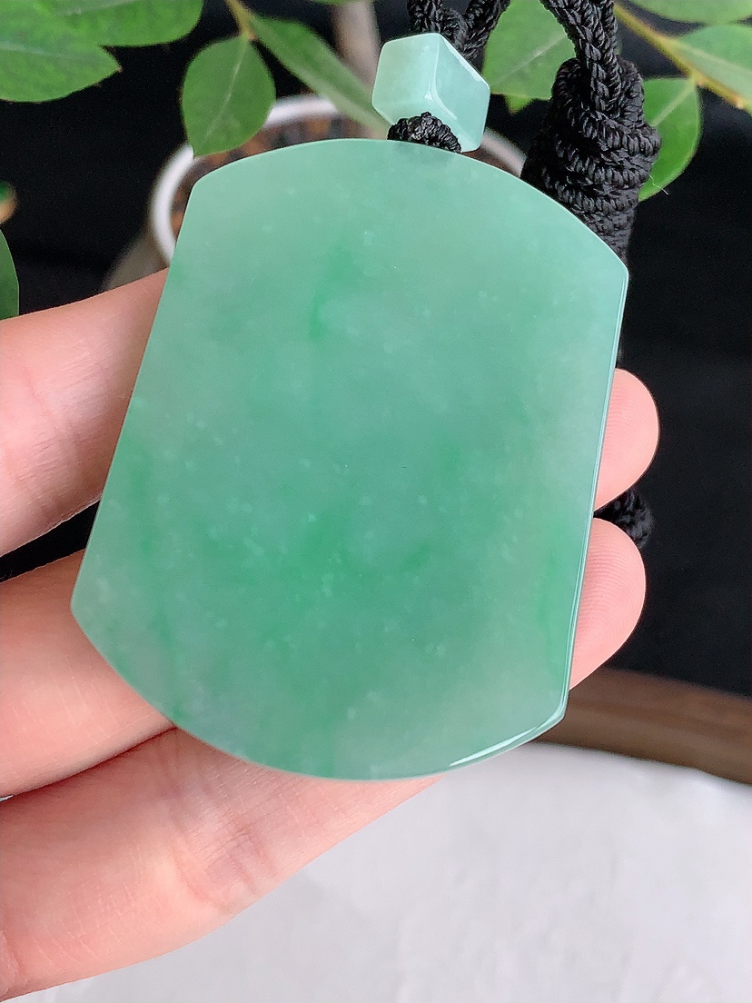 天然A货翡翠满绿无事牌吊坠 
尺寸53-39.2-6mm 重量40.70g 0425