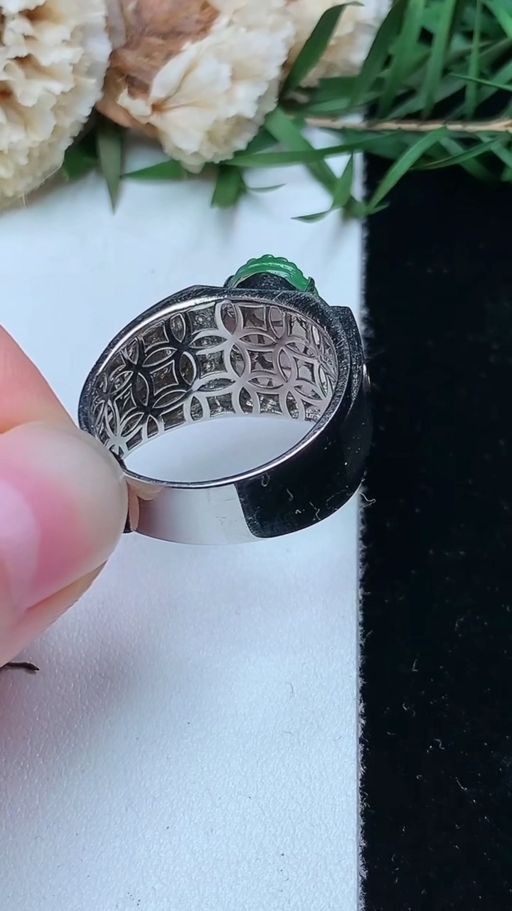 天然A货翡翠貔貅戒指，尺寸19.3-12.9-9.3，重量:6.36g2026年4月26日
工厂直销收藏佳品,种好水足，色泽均匀，有种有色，上手高大气！