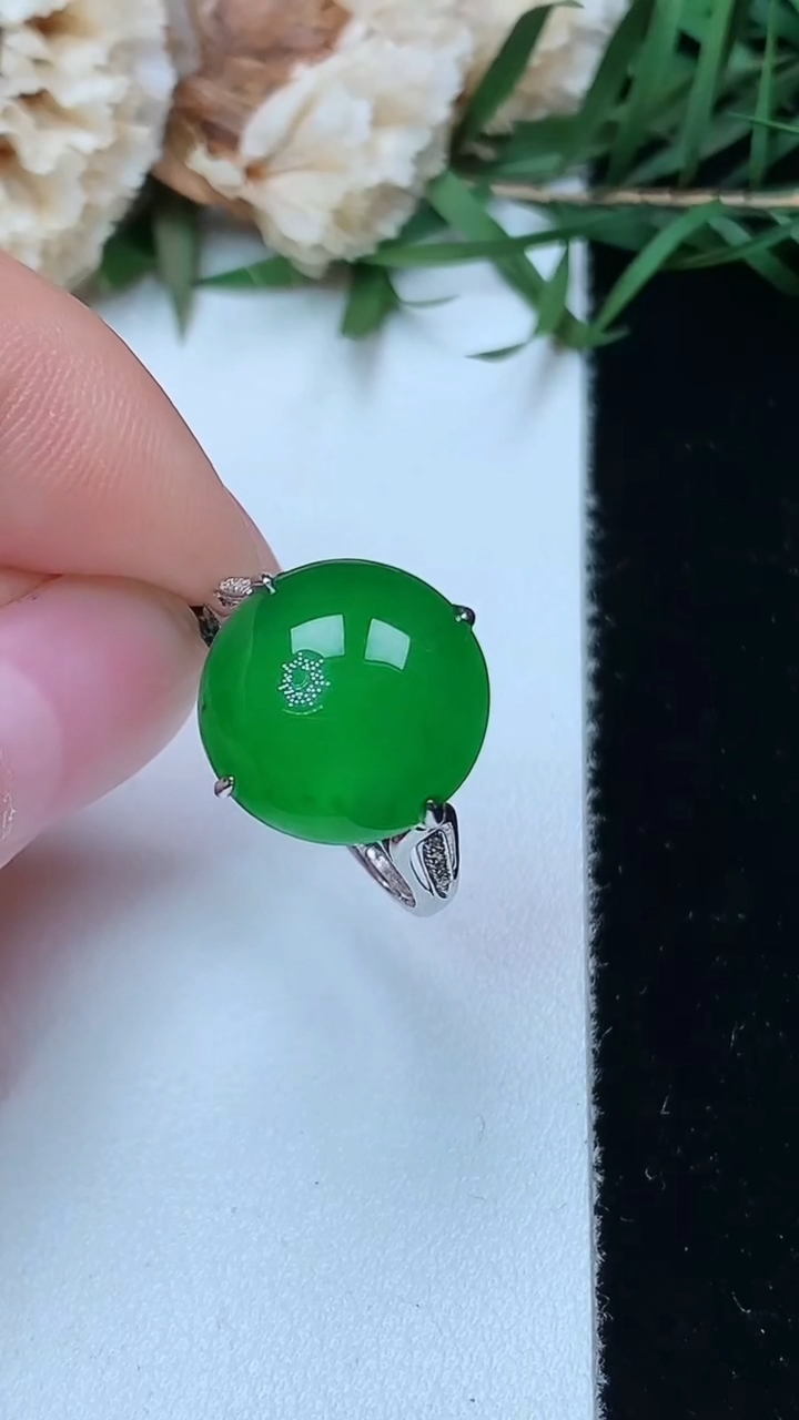 天然A货翡翠蛋面戒指，尺寸17-12-11.8，重量:2.33g2026年4月26日
工厂直销收藏佳品,种好水足，色泽均匀，有种有色，上手高大气！