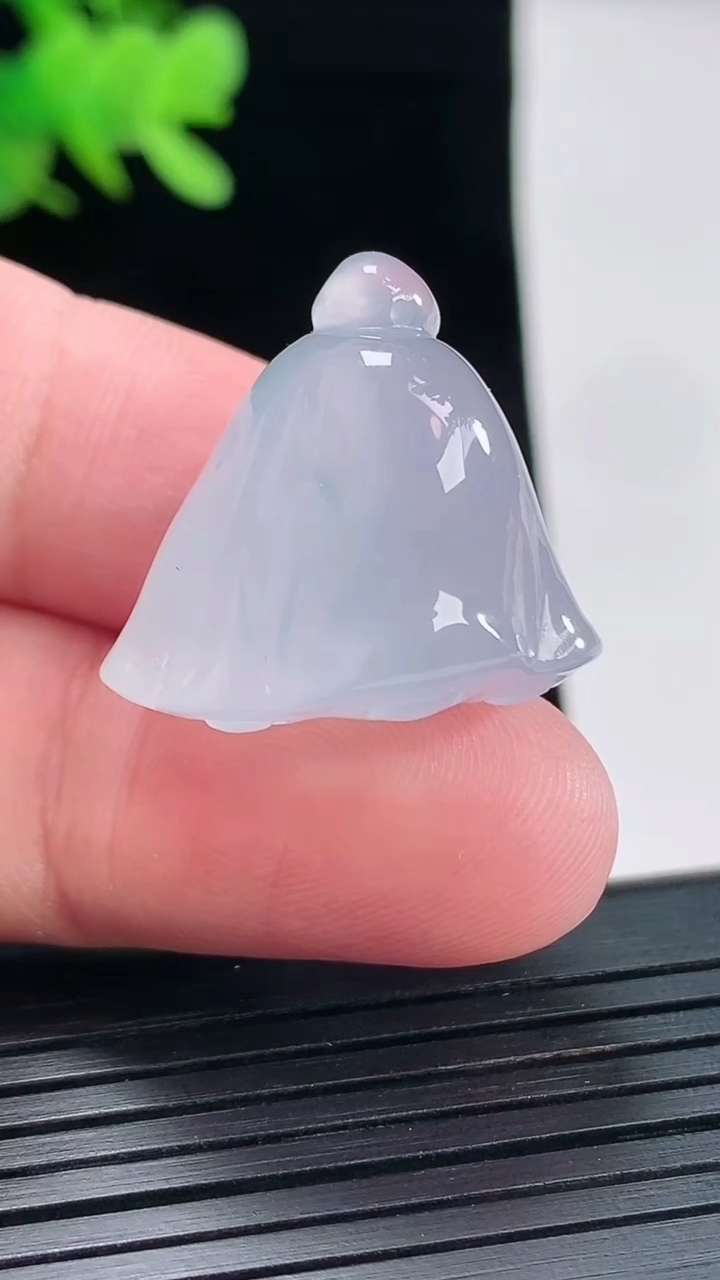 天然A货翡翠种紫罗兰莲蓬吊坠，尺寸21.5-24-16.6重量:11.53g
4月26日