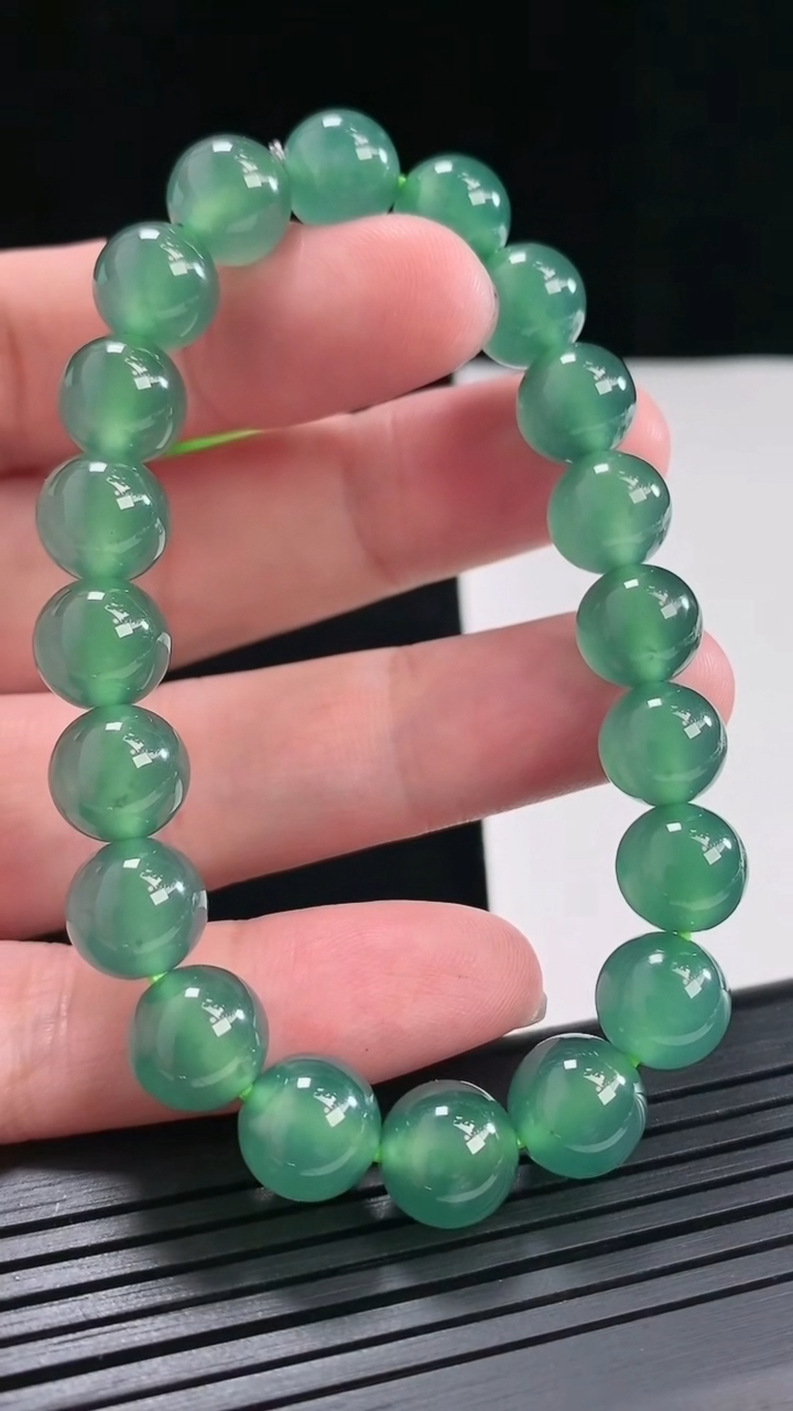 天然A货翡翠圆珠手串，尺寸10-20颗重量:33.00g4月26日
工厂直销收藏佳品,种好水足，色泽