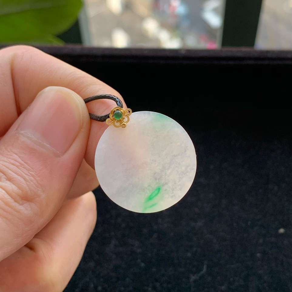 A货天然翡翠冰糯种18k飘绿无事牌吊坠重量2.54
4月26日