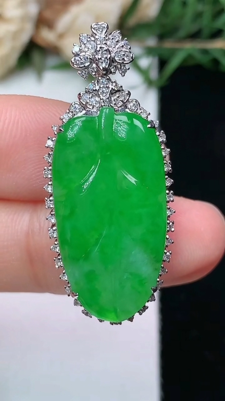 天然A货翡翠金枝玉叶 叶子吊坠，尺寸35.7-15.4-8.3，裸石24.6-12.9，重量:5.00g
4月26日