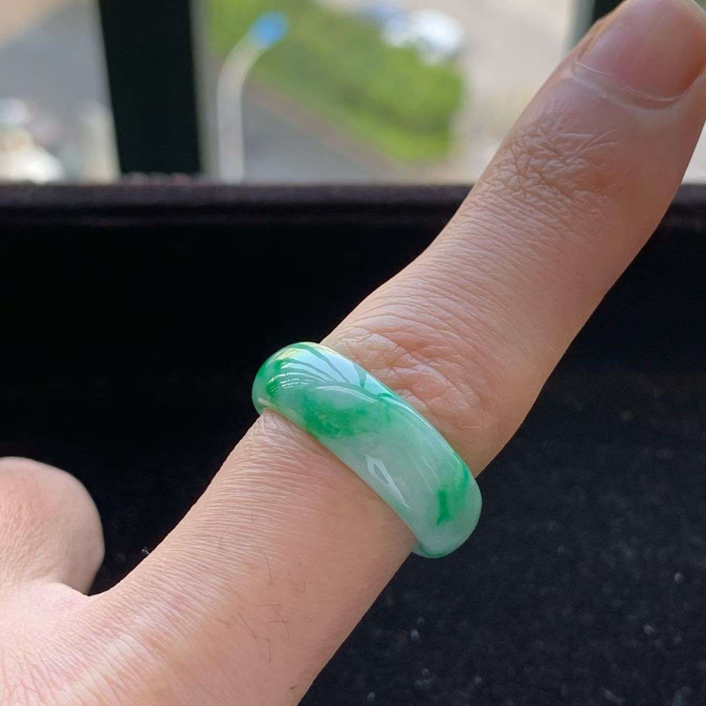 A货天然翡翠冰糯种飘绿戒指17号重量3.92
4月26日