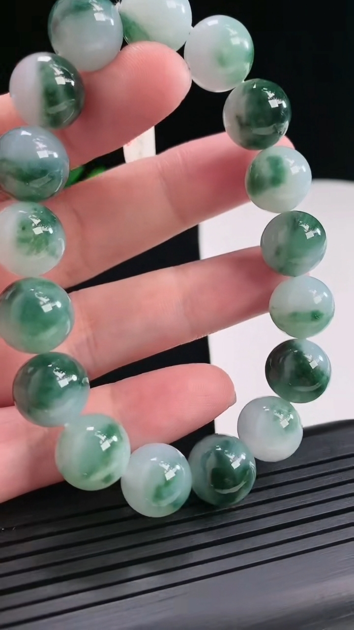 天然A货翡翠飘花圆珠手串，尺寸12.2-16颗重量:58.82g4月26日
工厂直销收藏佳品,种好水足，色泽均匀，有种有色，上手高大气！
