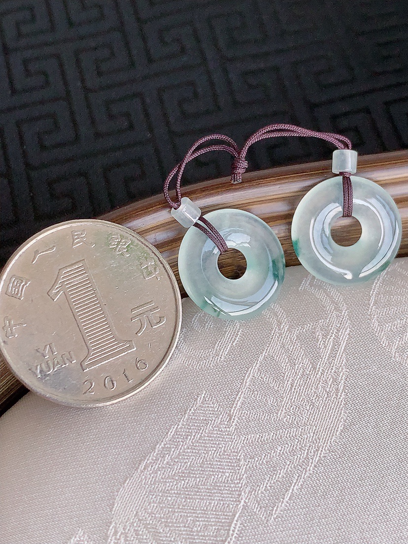 天然A货翡翠飘花平安环吊坠一对 
尺寸15.5-2.3mm 重量2.62g 0425