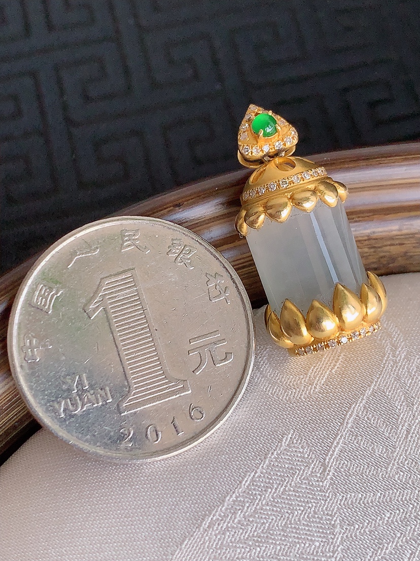 天然A货翡翠18K金伴钻镶嵌白冰白月光路路通吊坠 
尺寸25.8-14-10.2mm 重量6.96g 0425