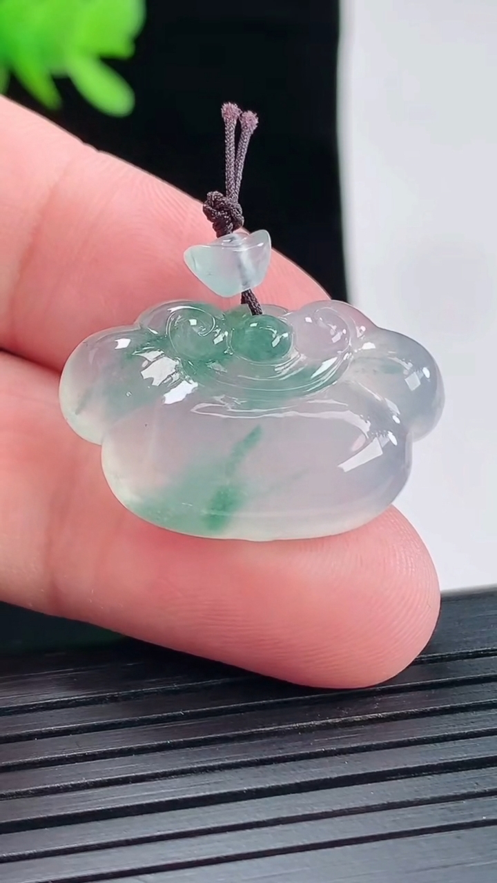 天然A货翡翠冰种飘花如意吊坠，尺寸28-17.6-5.5重量:5.99g
4月26日