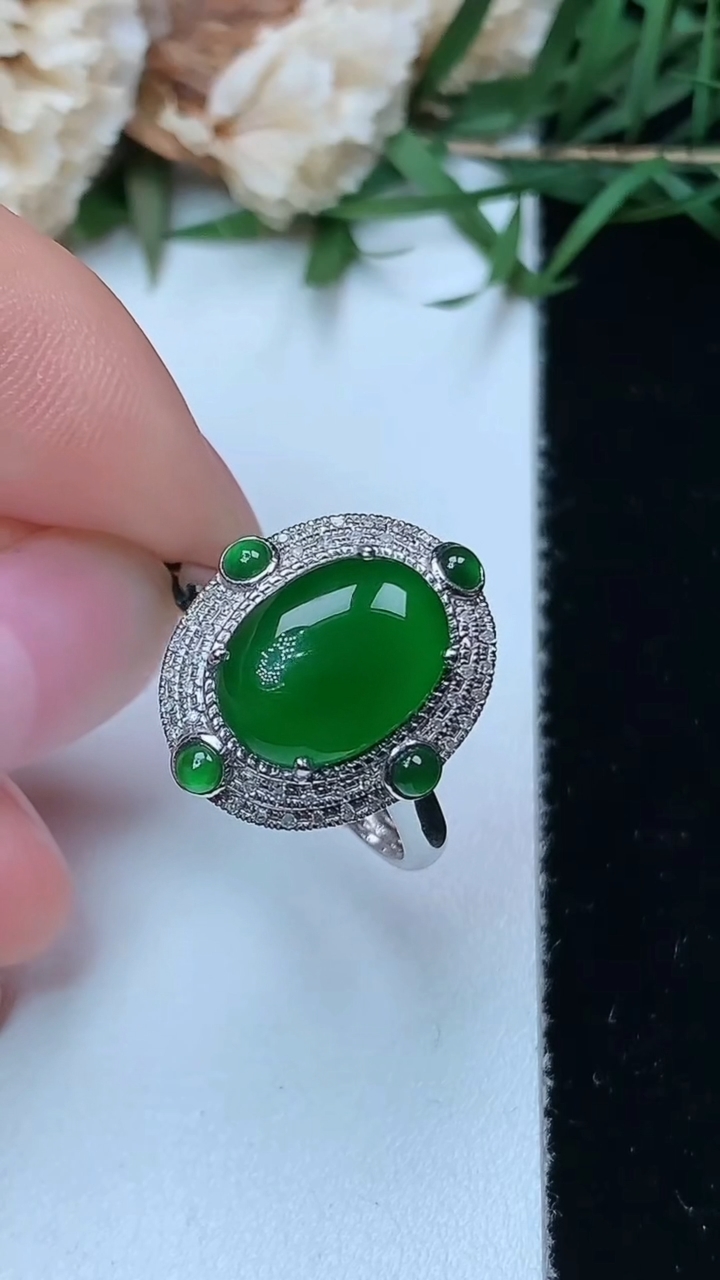 天然A货翡翠蛋面戒指，尺寸17.5-11.4-8.3，重量:3.00g2026年4月26日
工厂直销