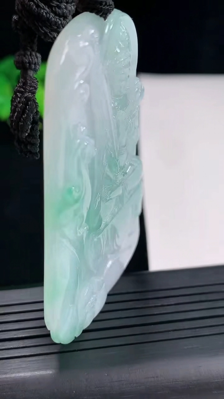 天然A货翡翠虚空藏菩萨吊坠，尺寸65.5-43-5重量:39.44g
4月26日