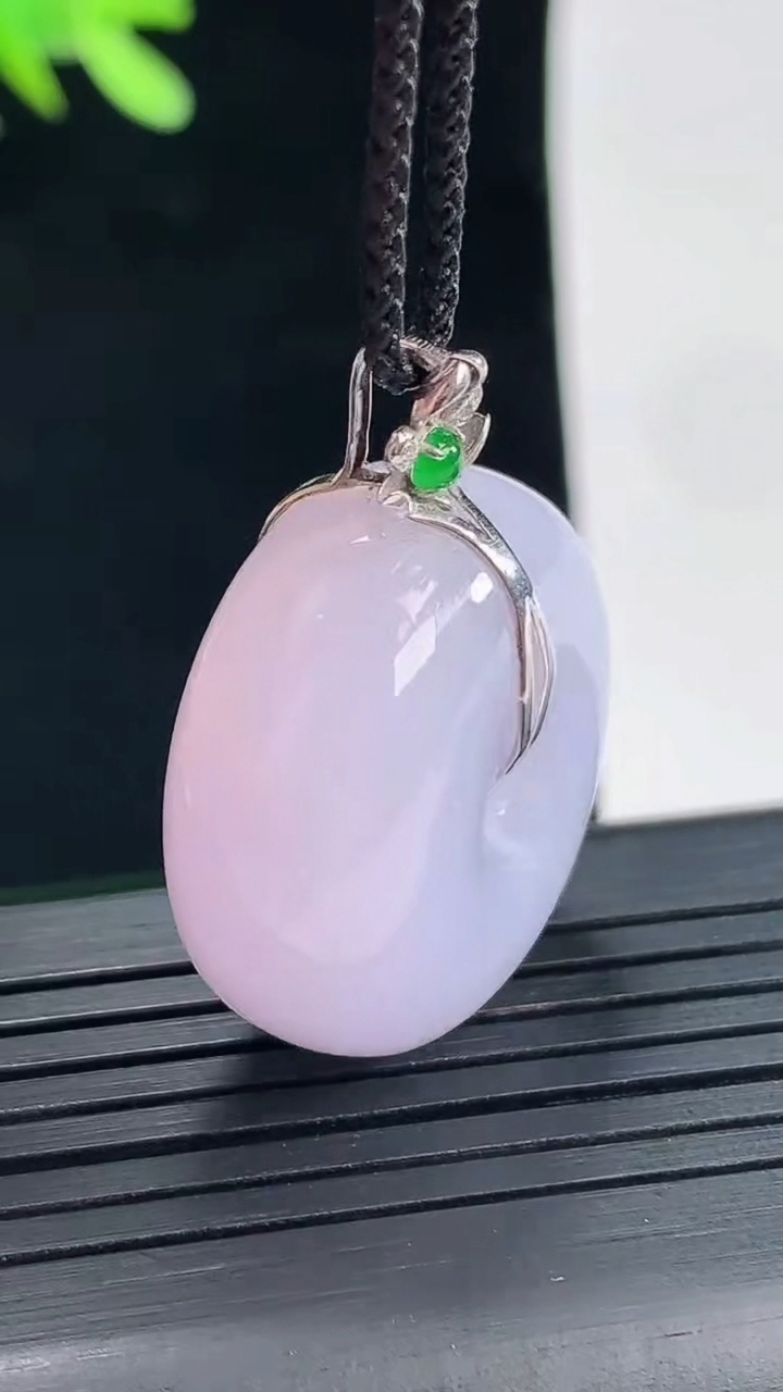 天然A货翡翠18k金紫罗兰路路通吊坠，尺寸25-12.3重量:17.39g
4月26日