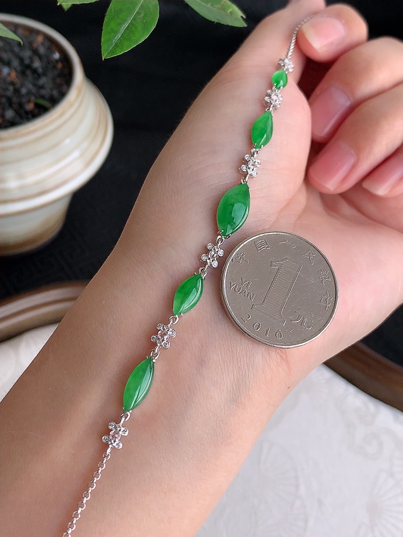 天然A货翡翠18K金伴钻镶嵌满绿随形手链 
尺寸13.2-6.5-2.6mm 重量4.64g 0425