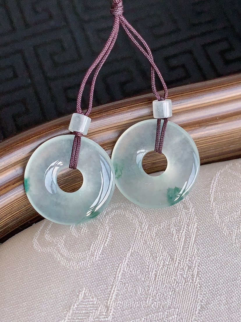 天然A货翡翠飘花平安环吊坠一对 
尺寸15.5-2.3mm 重量2.62g 0425