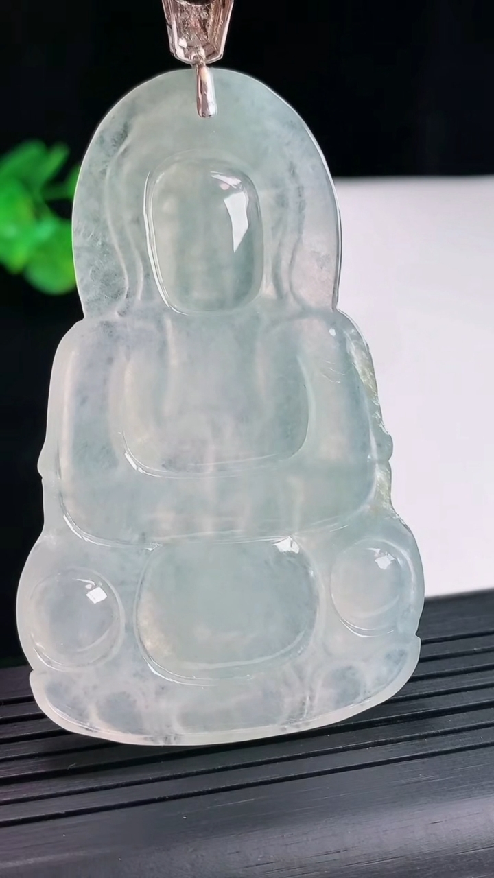 天然A货翡翠正装观音吊坠，尺寸68-42-5.5重量:29.41g
4月26日