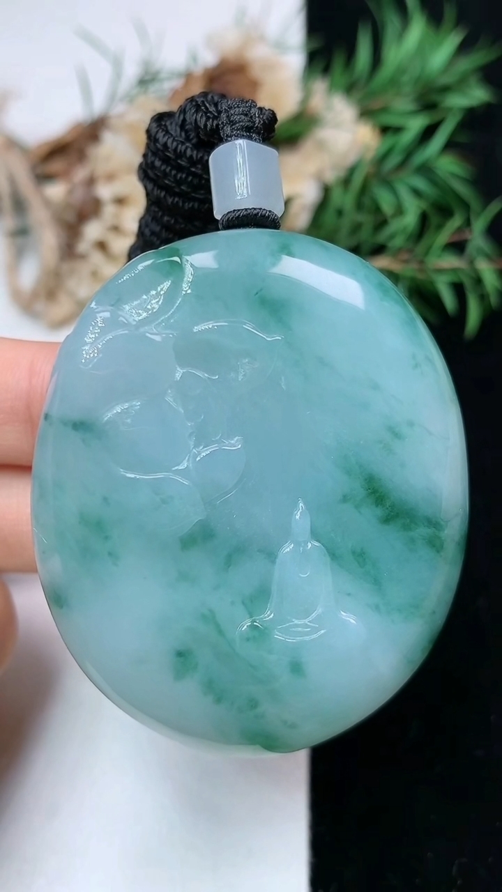 天然A货翡翠飘花悟道吊坠，尺寸49.6-41.8-12.3，重量:66.82g
4月26日