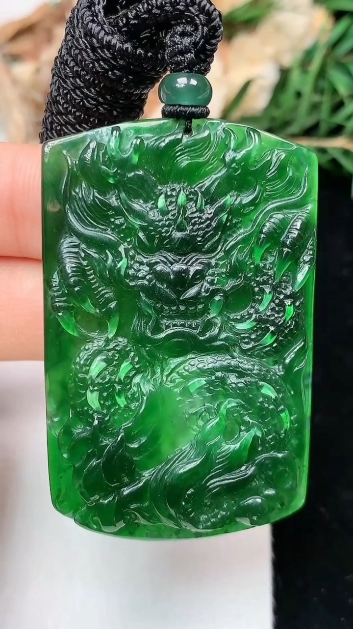 天然A货翡翠龙牌吊坠，尺寸46.3-30.5-5，重量:15.81g
4月26日