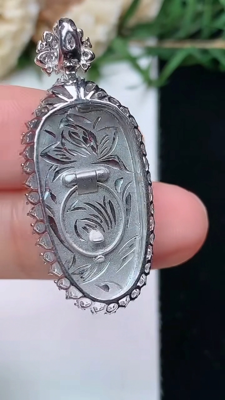 天然A货翡翠金枝玉叶 叶子吊坠，尺寸35.7-15.4-8.3，裸石24.6-12.9，重量:5.00g
4月26日