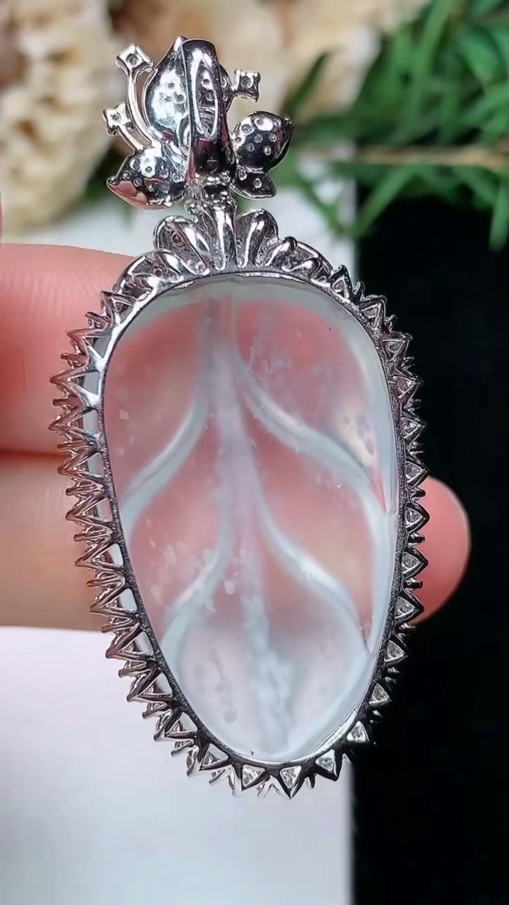 天然A货翡翠白冰金枝玉叶 叶子吊坠，尺寸46.6-22.7-8.3
4月26日