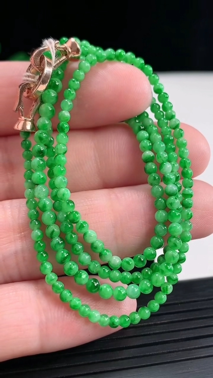 天然A货翡翠圆珠项链，尺寸2.5-209颗重量:8.55g
4月26日