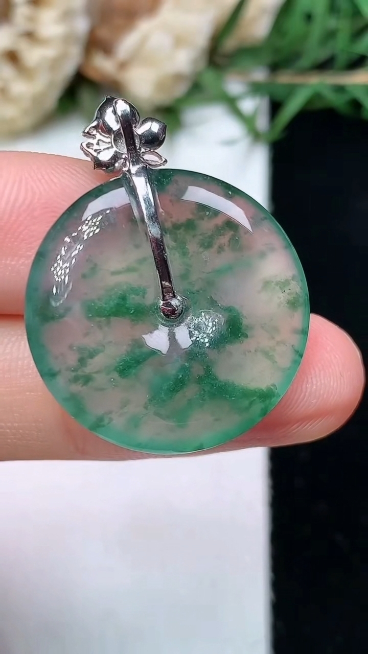 天然A货翡翠飘花平安扣吊坠，尺寸22.3-3.7，重量:4.13g
4月26日