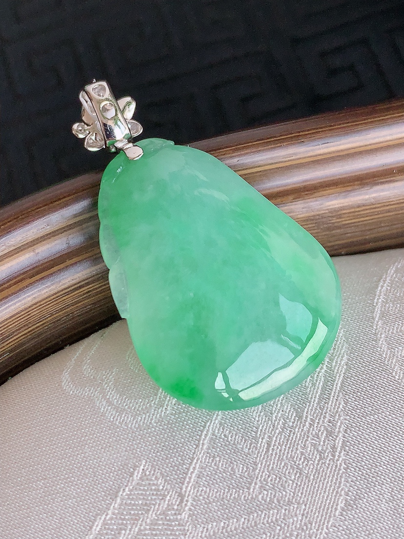 天然A货翡翠18K金镶嵌飘绿福瓜吊坠 
尺寸36-27.5-20.4-8mm 重量8.58g 042