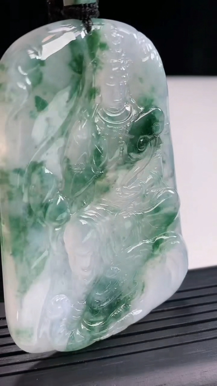 天然A货翡翠种飘花普贤菩萨吊坠，尺寸66.6-45.6-5.2重量:44.31g
4月26日