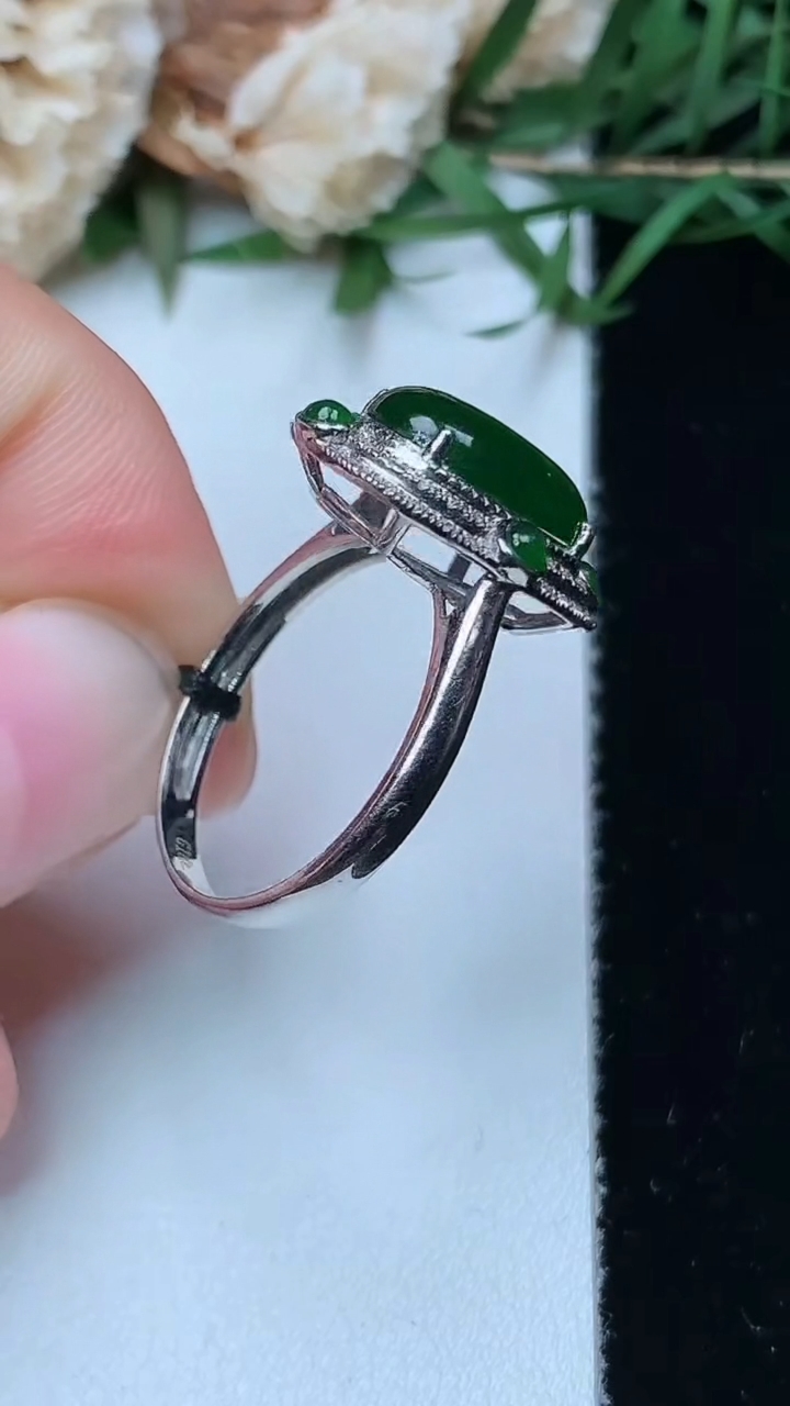 天然A货翡翠蛋面戒指，尺寸17.5-11.4-8.3，重量:3.00g2026年4月26日
工厂直销收藏佳品,种好水足，色泽均匀，有种有色，上手高大气！