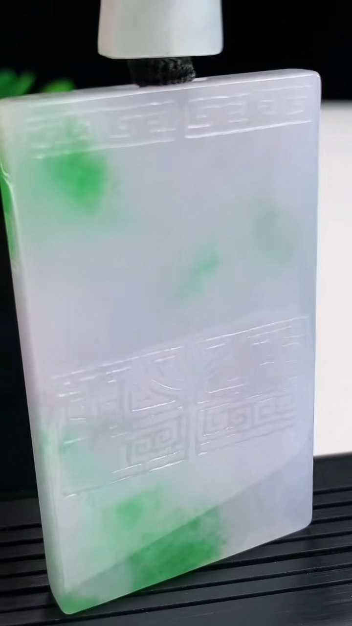 天然A货翡翠仿古无事牌吊坠，尺寸59-35-6重量:46.30g
4月26日