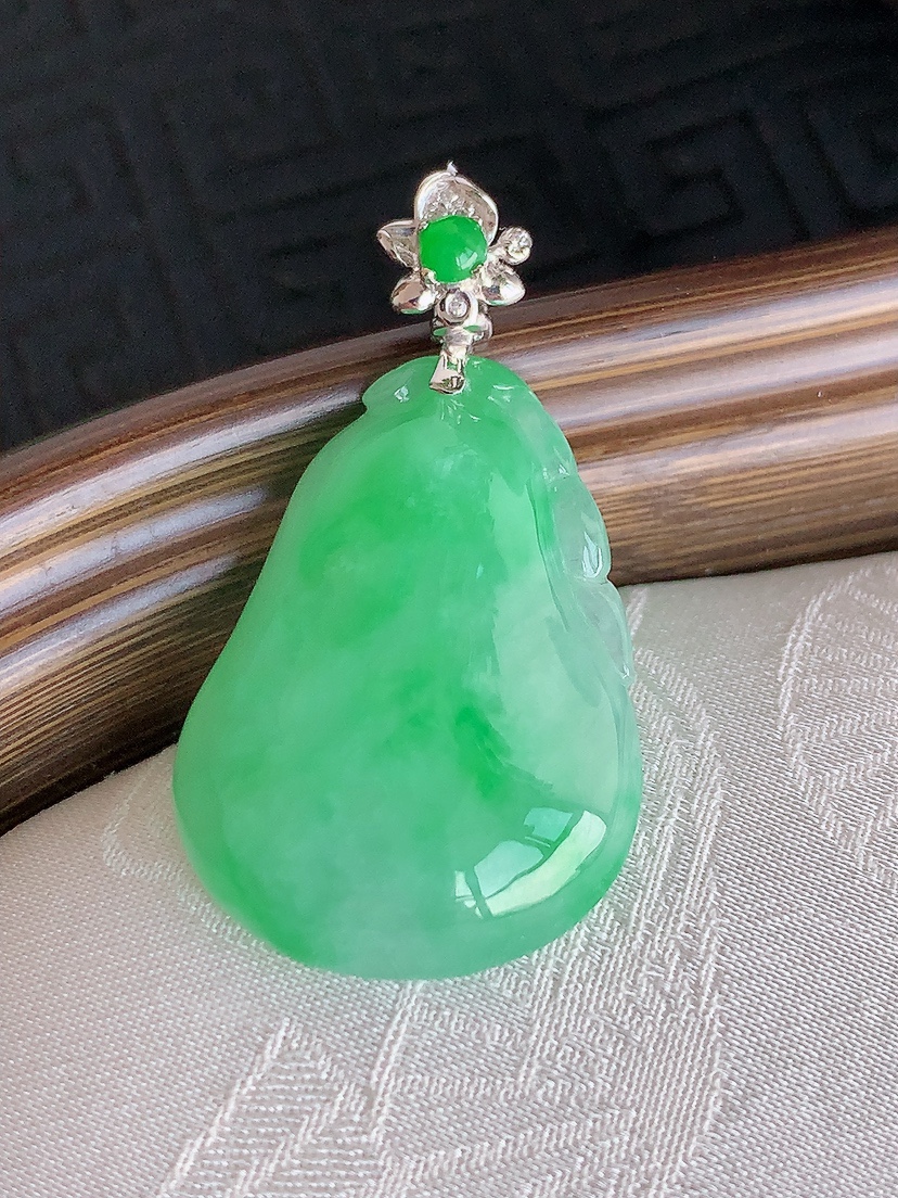 天然A货翡翠18K金镶嵌飘绿福瓜吊坠 
尺寸36-27.5-20.4-8mm 重量8.58g 0425