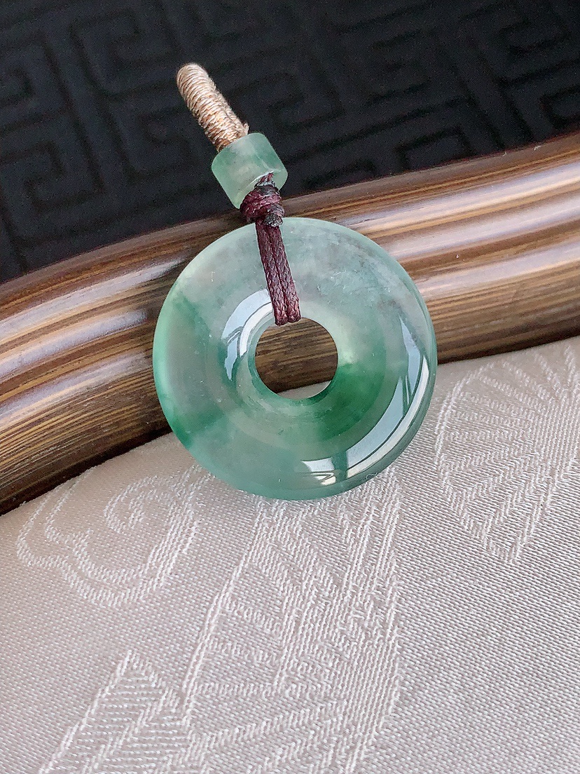 天然A货翡翠飘花平安环吊坠 
尺寸20.5-3.5mm 重量3.25g 0425