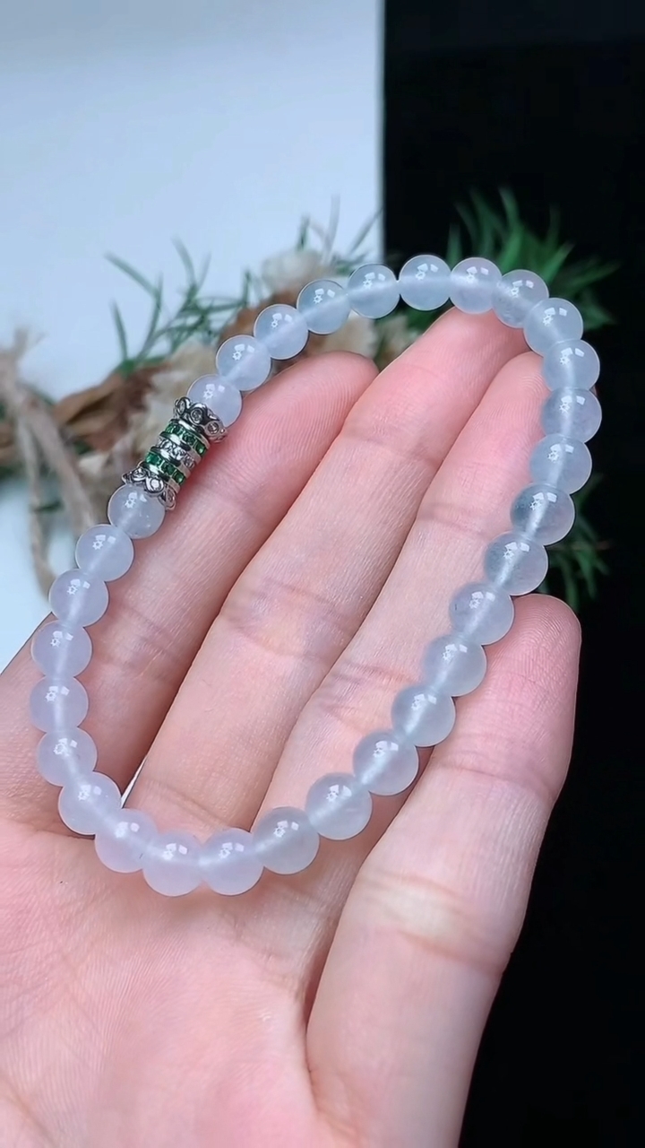 天然A货翡翠白冰圆珠手串，尺寸5.7-30颗，重量:11.38g4月26日
工厂直销收藏佳品,种好水足，色泽均匀，有种有色，上手高大气！