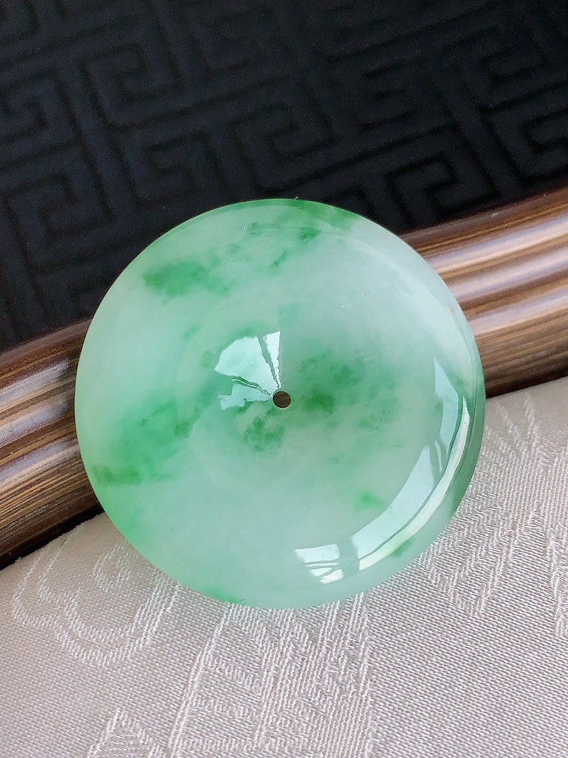 天然A货翡翠飘花平安扣吊坠 
尺寸31-5.8mm 重量11.99g 0425