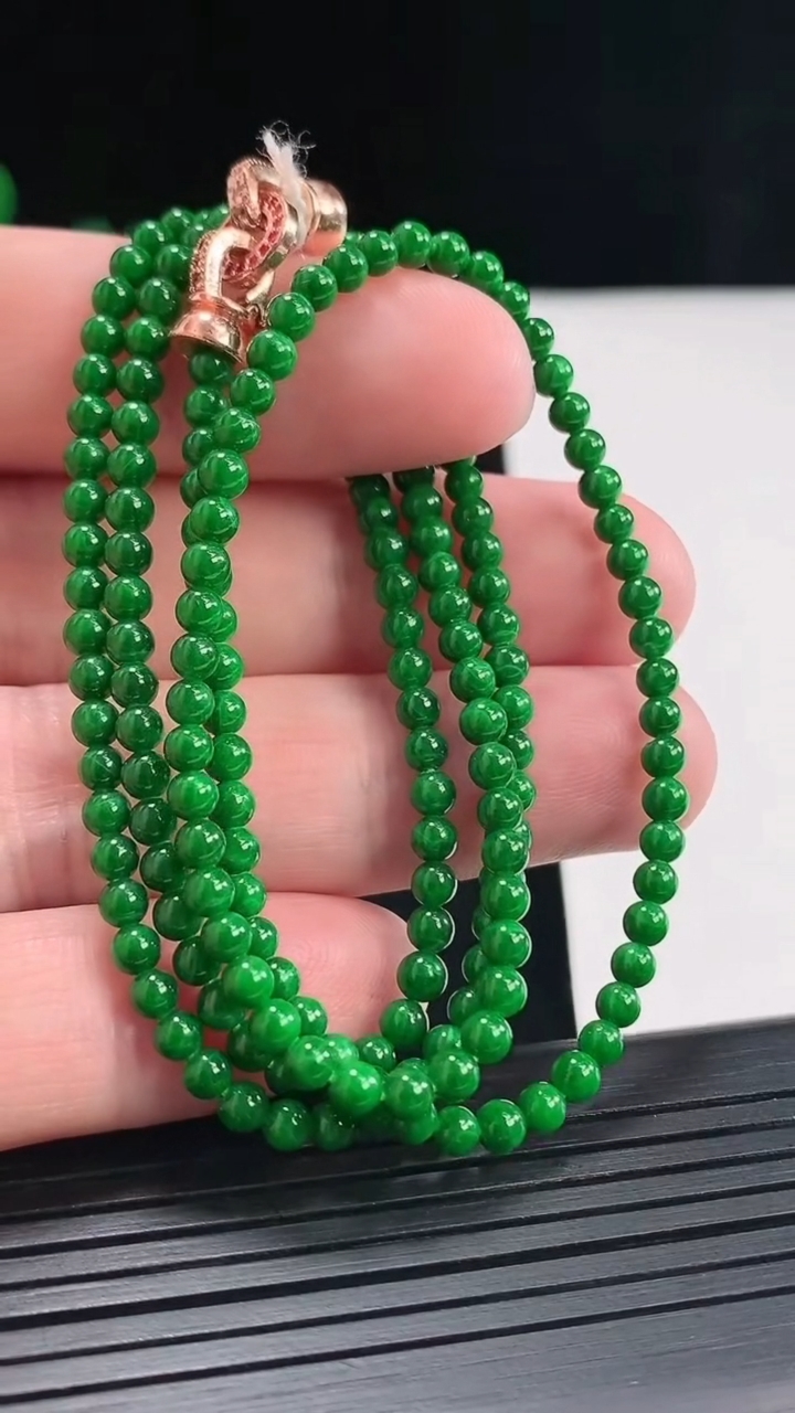 天然A货翡翠圆珠项链，尺寸3.2-190颗重量:11.96g
4月26日